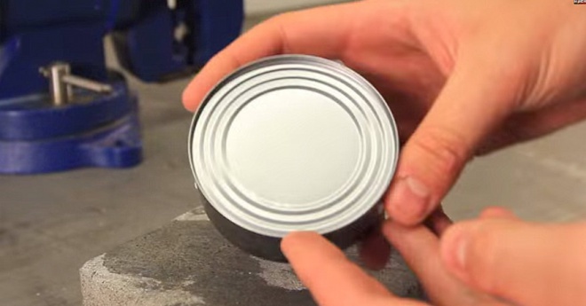 Így tudsz felnyitni egy konzervet konzervnyitó nélkül
