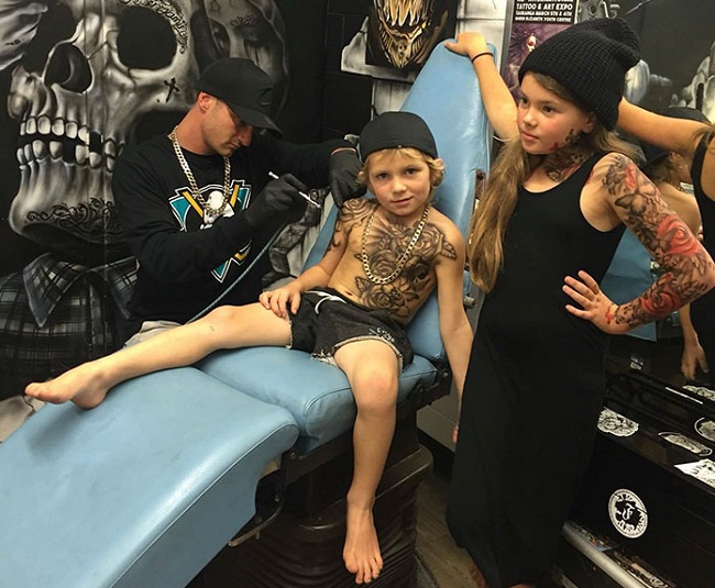 AMITŐL MEGŐRÜLT az Internet: Ingyen tetoválja egy gyermekkórház betegeit.