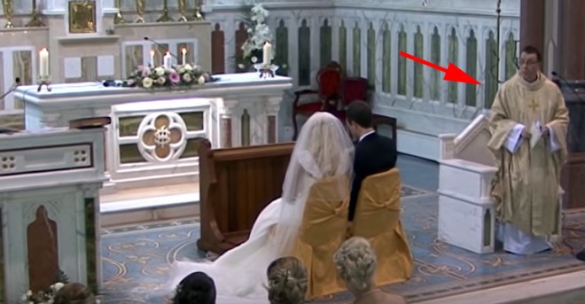 A templomi ceremónia meglepő fordulatot vett, amikor a pap az oltárhoz lépett