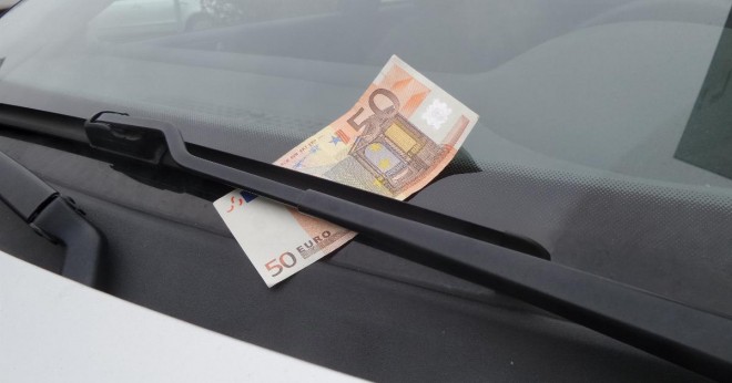Ha pénzt találsz a kocsid szélvédőjén ne örülj és semmiképpen ne szállj ki!