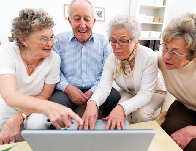 Ingyen laptopot vagy számítógépet kaphatnak a nyugdíjasok!
