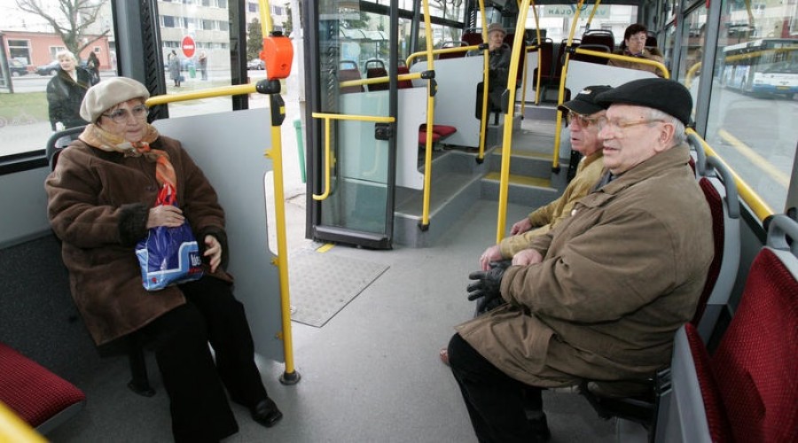 A 65 év felettiek ne lepődjenek meg, ha nem lesz ingyenes az utazás! 
