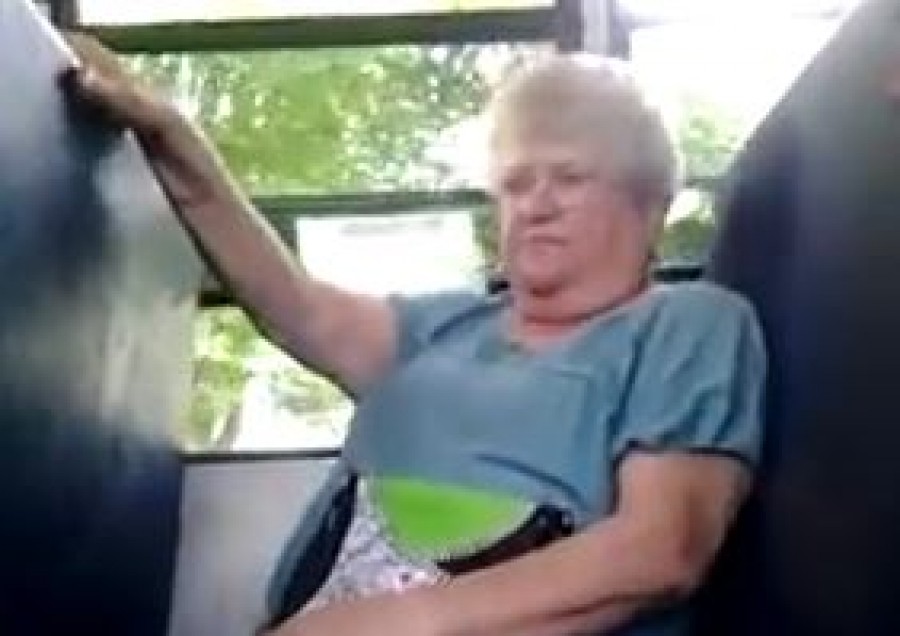 Iskolás fiúk piszkálták az idős nőt a buszon, aki végül elsírta magát. Ám érdekes fordulat következett...
